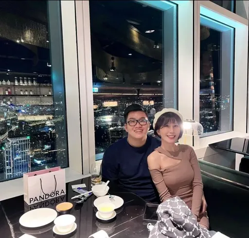 百萬網紅Joeman元旦認愛實況女主播! 爆乳婚紗照曝光