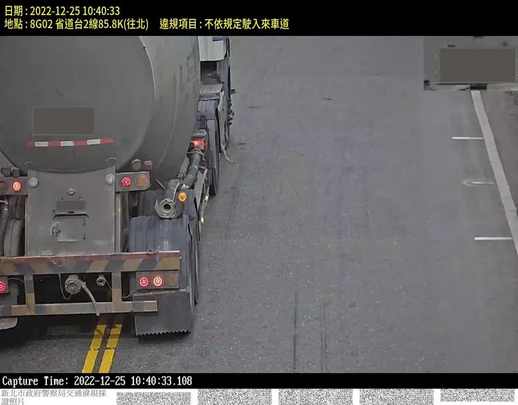 在區間測速始點終點處還設置取締逆向行駛。新北市警局提供
