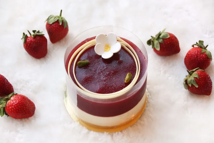 「草莓凍乳酪蛋糕」以巴瑞脆片為底，加上乳酪慕斯、新鮮草莓與草莓凍，酸甜宜人。業者提供