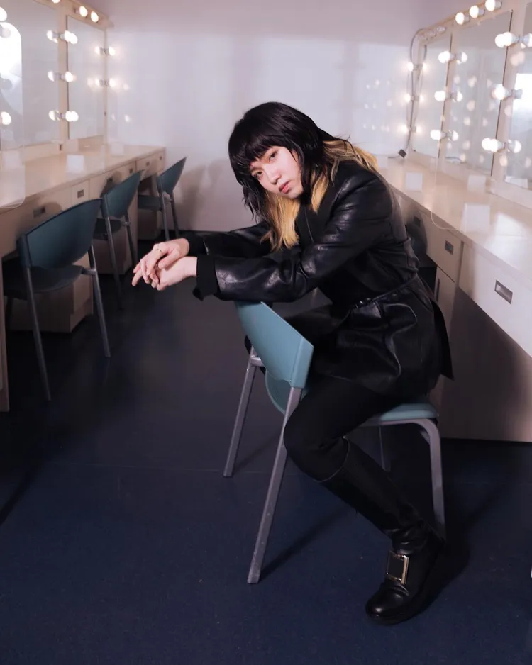 持修留著一頭長髮加上清秀五官，讓他美與帥氣兼具。翻攝chih_siou IG