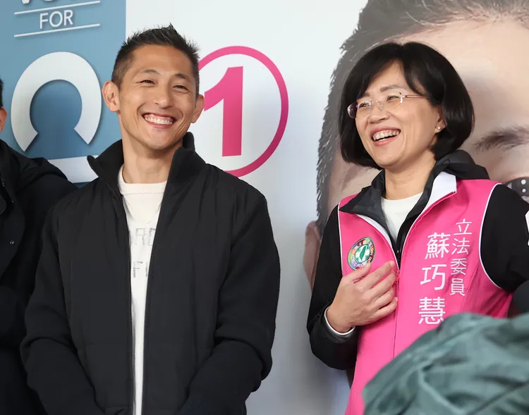 行政院長蘇貞昌的女兒蘇巧慧（右），今站台助攻吳怡農。陳明中攝