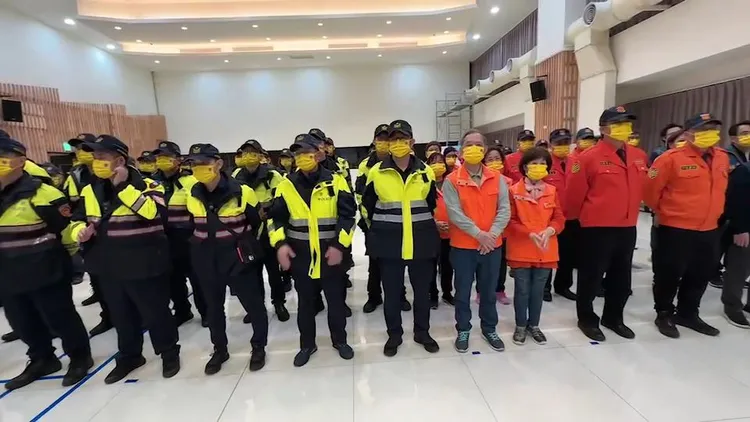 警員、消防、憲兵隊、守望相助隊接受侯友宜慰問。新北市警局提供