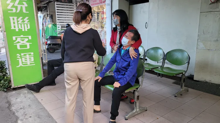 家屬到場指認傷心不已。劉榮輝攝