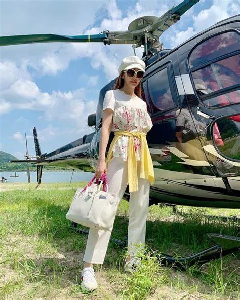 神田宇乃家裡有錢到還有私人直升機。翻攝神田宇乃IG