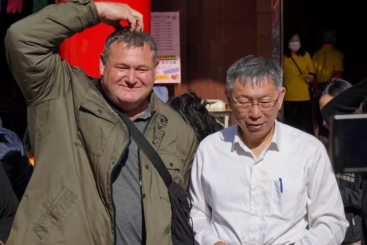 柯文哲與民眾合影。讀者提供