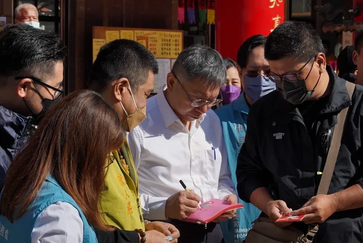 柯文哲為支持者簽名。讀者提供