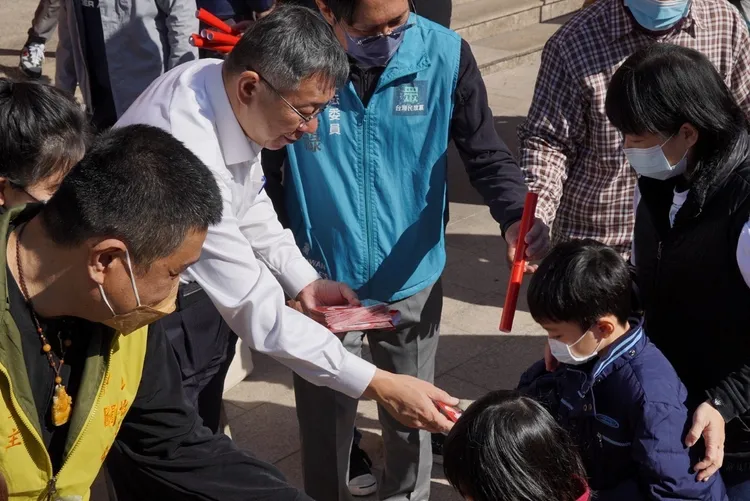 柯文哲今在高雄發放紅包，被視為2024正副總統大選暖身。讀者提供