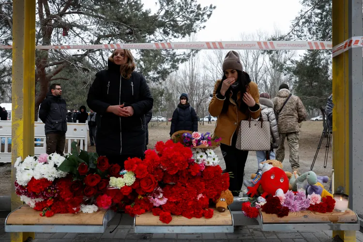 烏克蘭民眾在聶伯公寓現場放置花束與玩具。路透社