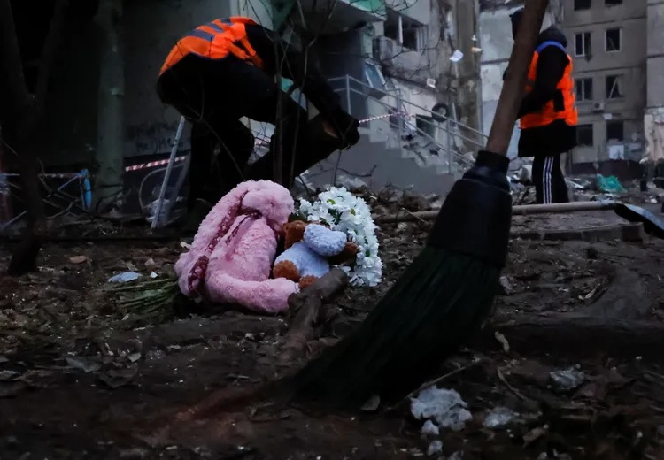 烏克蘭民眾在聶伯公寓現場放置玩具。路透社