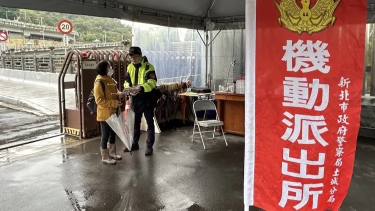 警方機動派出所提供民眾報案服務。土城警分局提供