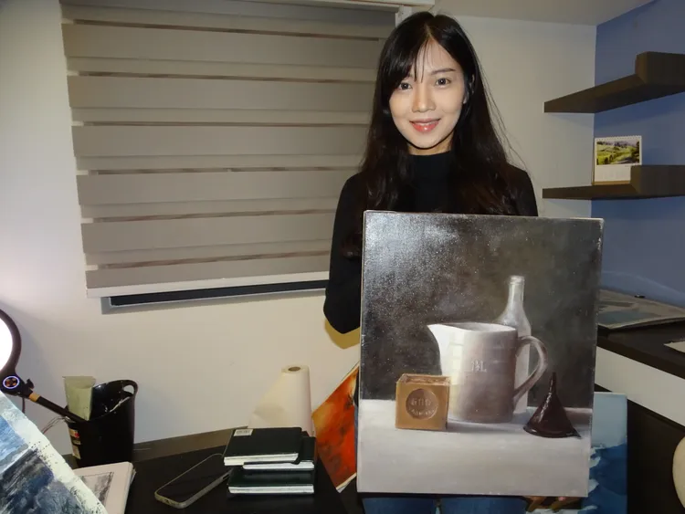 蘭嵐秀出自己的油畫作品。江孟謙攝