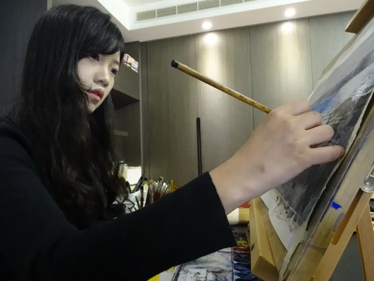 新住民蘭嵐專心繪畫。江孟謙攝