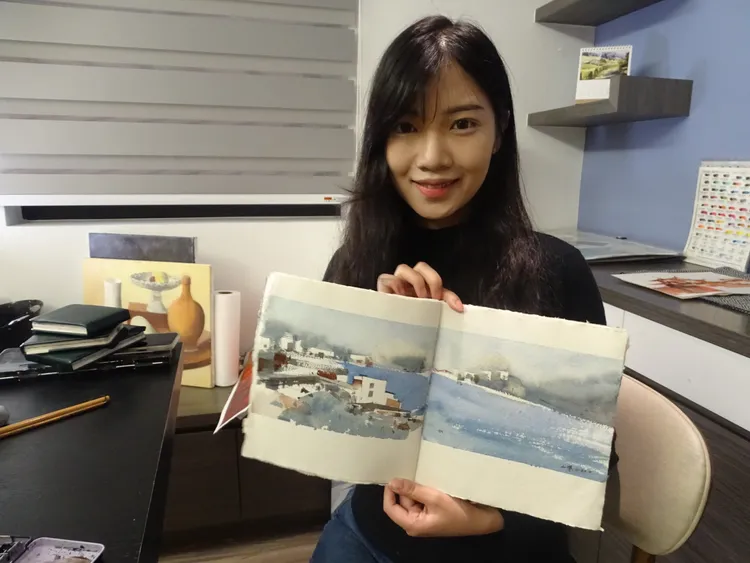 只要看見美好的風景，蘭嵐便會隨手寫生。江孟謙攝