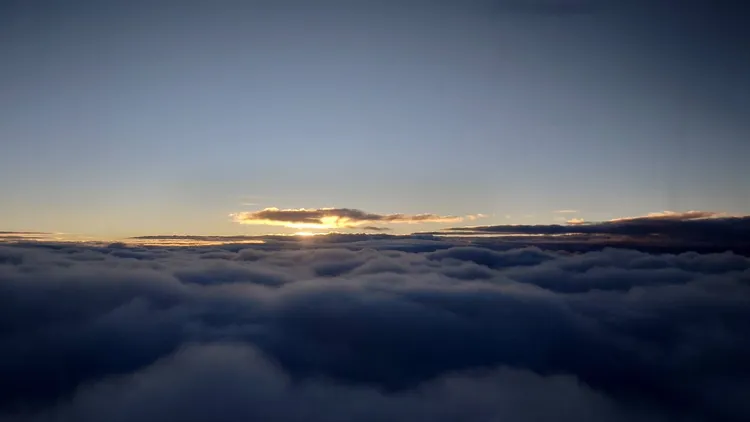 曙光班機衝破雲海直上1萬呎高空，就見曙光從雲層中露臉。花蓮縣政府提供