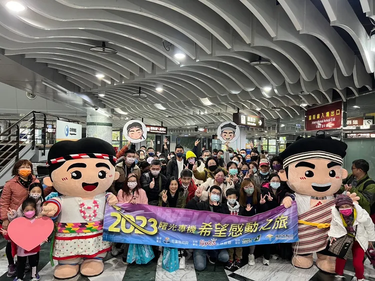 70名遊客元旦起早搭乘曙光班機直擊2023年第一道曙光。花蓮縣政府提供