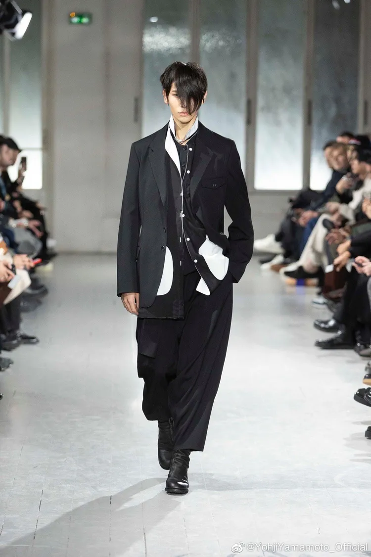 有著衣架子身材的Raul，為日本設計師品牌Yohji Yamamoto pour Homme 2023秋冬系列發表步上伸展台。翻攝Yohji Yamamoto微博