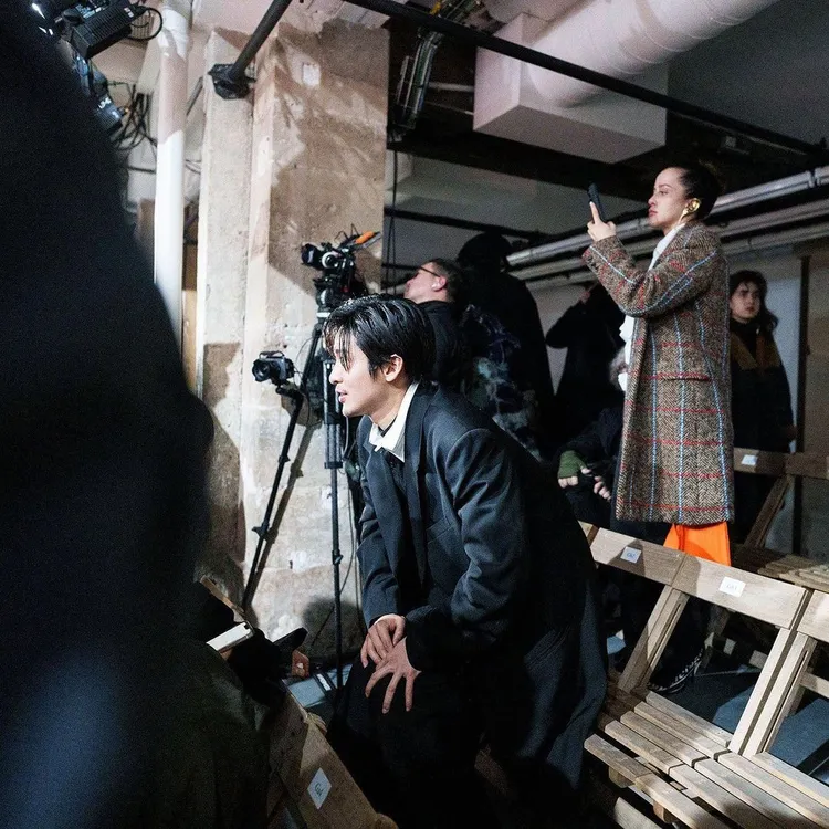 被譽為「木村拓哉接班人」的日本男星目黑蓮，也現身Yohji Yamamoto秀場為隊友Raul打氣。翻攝mememichi327 IG