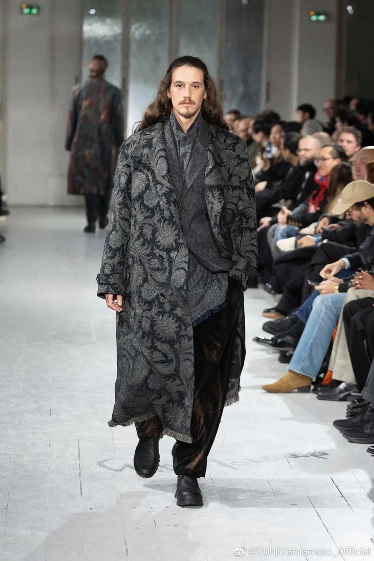 Yohji Yamamoto pour Homme 2023秋冬系列以古老的中亞地區文化中汲取靈感。翻攝Yohji Yamamoto微博