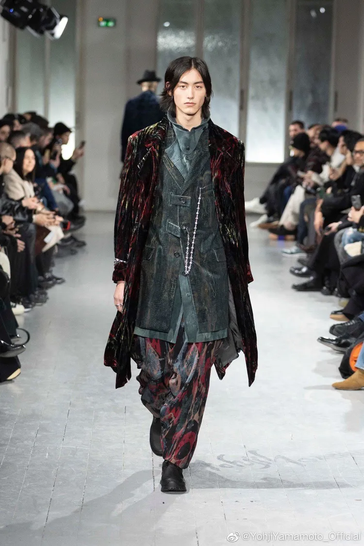 在絨面布料上呈現出的民俗風格圖騰，為本季注入飽滿豐盈的視覺效果。翻攝Yohji Yamamoto微博