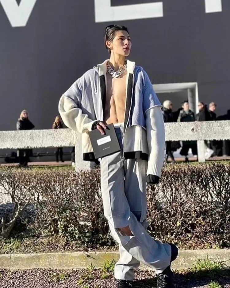 Raul日前在觀賞法國精品GIVENCHY大秀時，在不到攝氏5度的低溫中忘情賣肉，連兩點全露都在所不惜。翻攝raul.official_sn_j IG