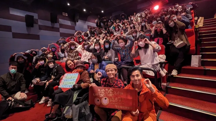 鍾欣凌（前排左起）、炎亞綸、王少偉出席映後見面會。威視電影提供