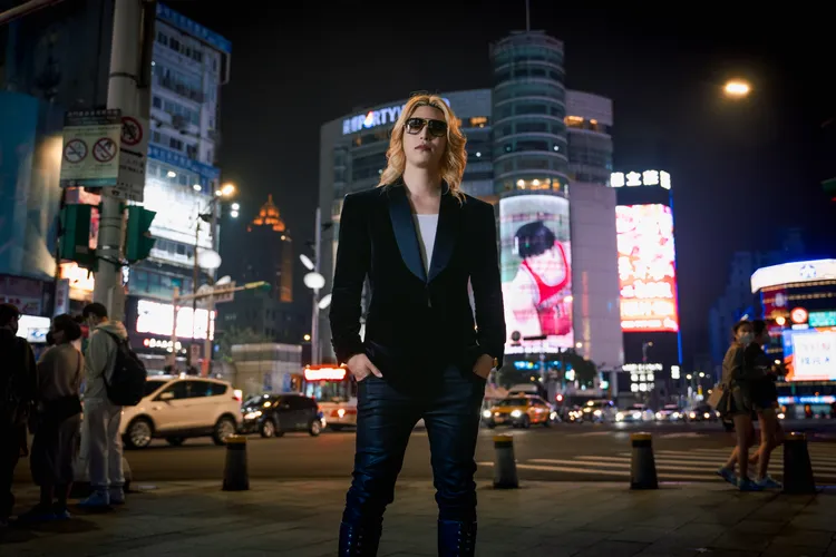 羅蘭在西門町拍攝形象照，跟《灌籃高手》廣告看板合影。PressPlay Academy提供