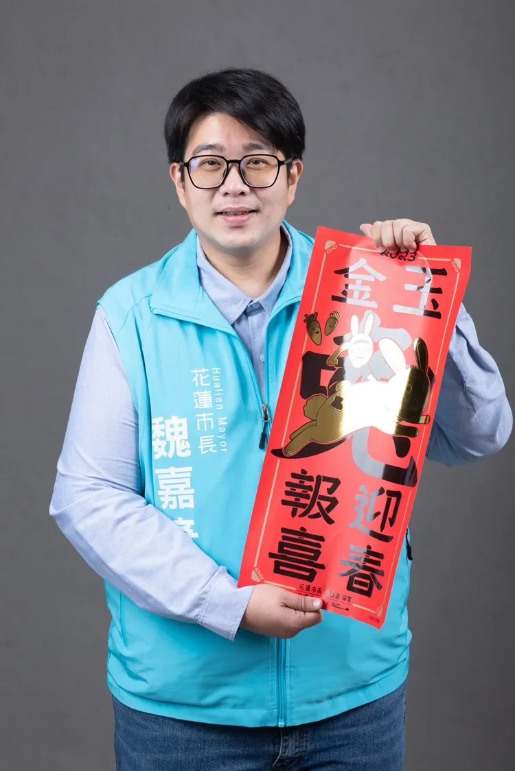 花蓮市長魏嘉彥與Duncan春聯。市公所提供