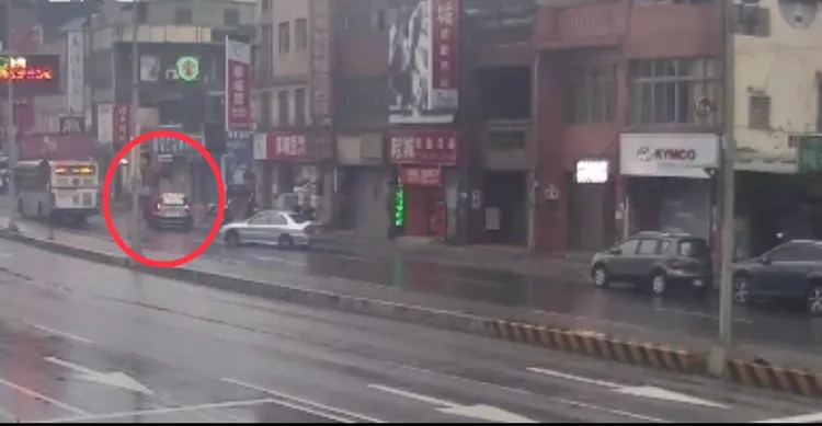 事後兩車停下，汽車駕駛持斧頭攻擊。翻攝畫面