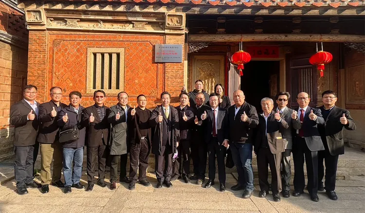 金馬地區民眾春節交通專案自7日啟航至今已運行3週，金門縣長陳福海（左7）為讓小三通在春節專案後能延續，28日親自帶隊前往廈門交流座談。中央社（金門縣政府提供）