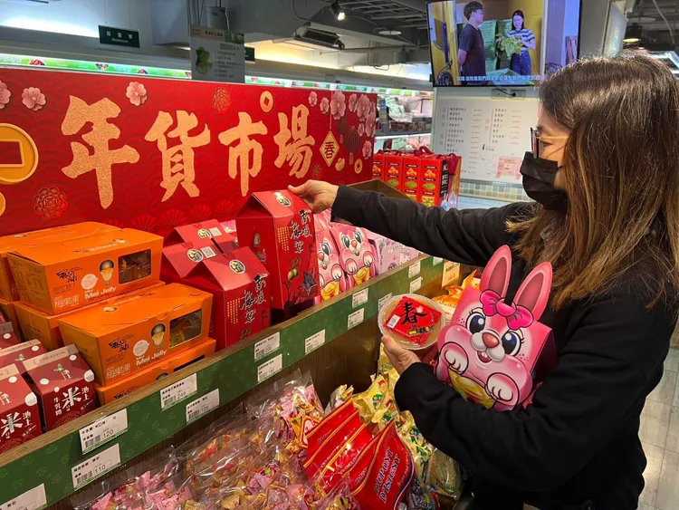 民眾到板農超市挑選精美禮盒送禮自用兩相宜。新北市府提供