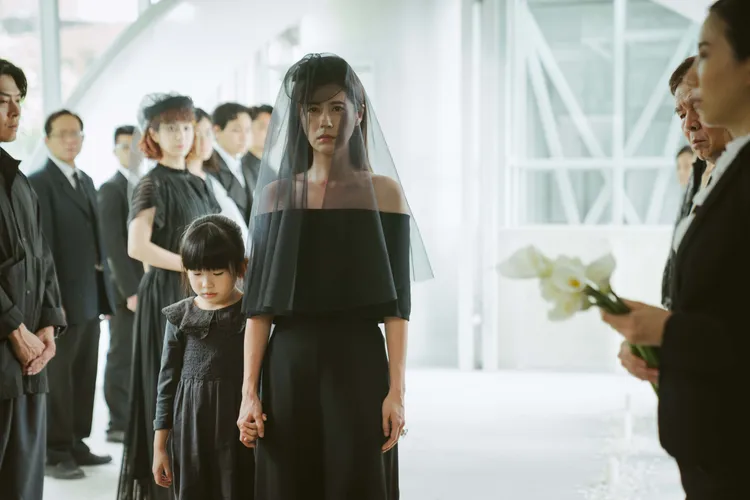 林予晞在《沙之書》外遇後出席岳父葬禮。公視提供