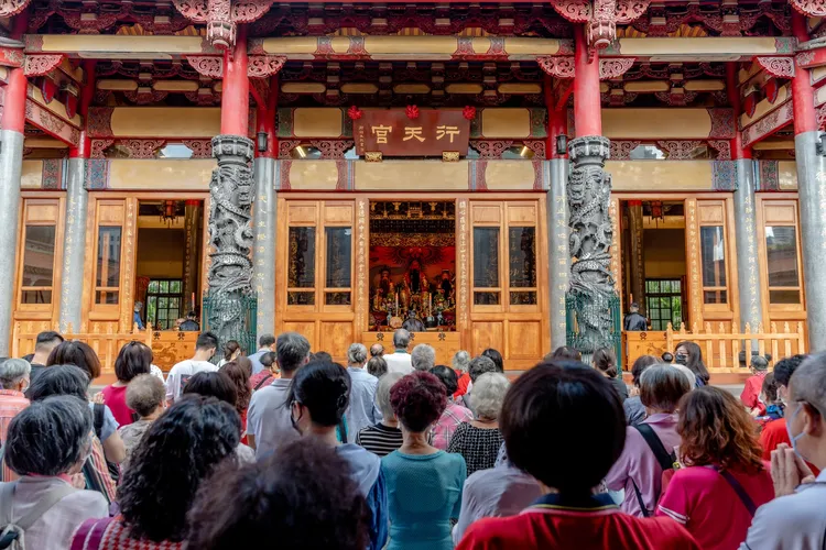 柯柏成建議「卯時」早上5-7點去大廟拜拜。翻攝自行天宮臉書