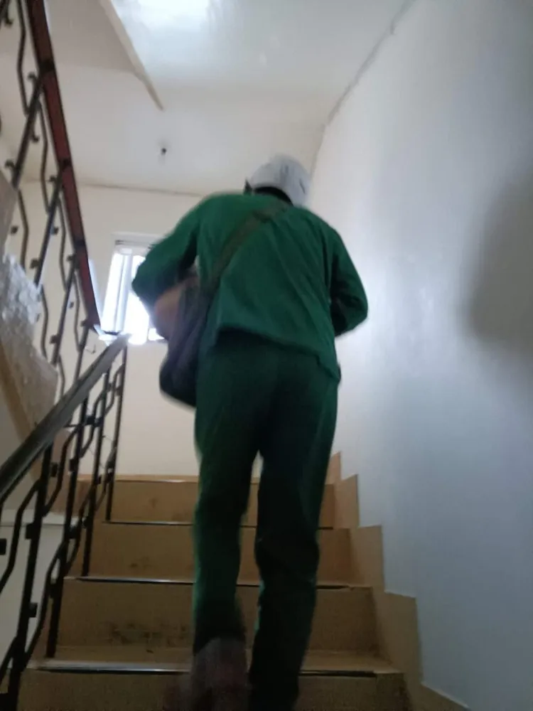 有看到郵差背上的翅膀嗎？翻攝爆廢公社