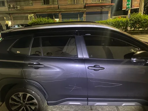 車停北埔老街路邊車格　竟被當刮刮樂刮車！警鎖定特定對象追緝