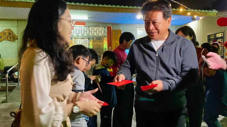 郭信良帶頭發出第一輪紅包。王志弘攝