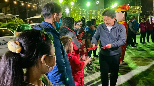 郭信良不當議長霸氣發紅包 百人排隊爽領8輪!人手一只「紅包扇」
