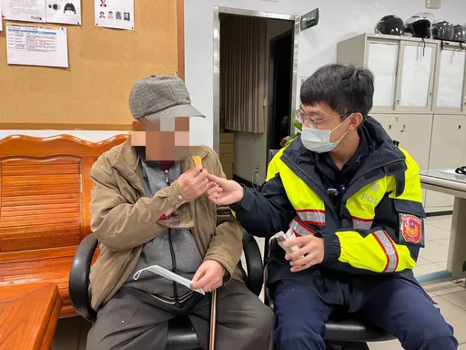 老翁迷航15公里 新莊走到三峽!暖警全靠「它」找到回家路