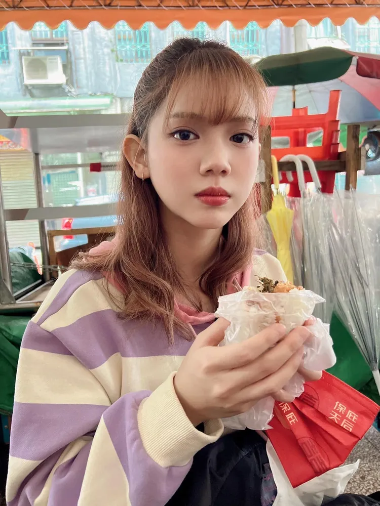 「台灣濱崎步」王彩樺的大女兒庭庭（黃于庭），長相甜美、氣質清新可人，備受各界關注。翻攝《Stacy庭庭》粉絲頁