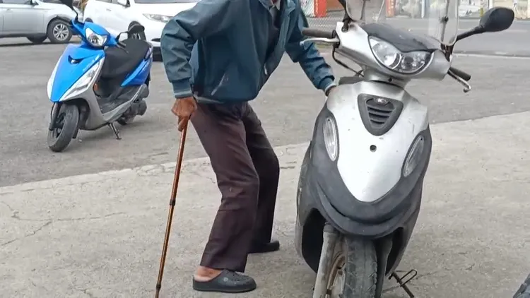 行動不便長者拄拐杖緩步移動后天宮，滿是怨氣。民眾提供