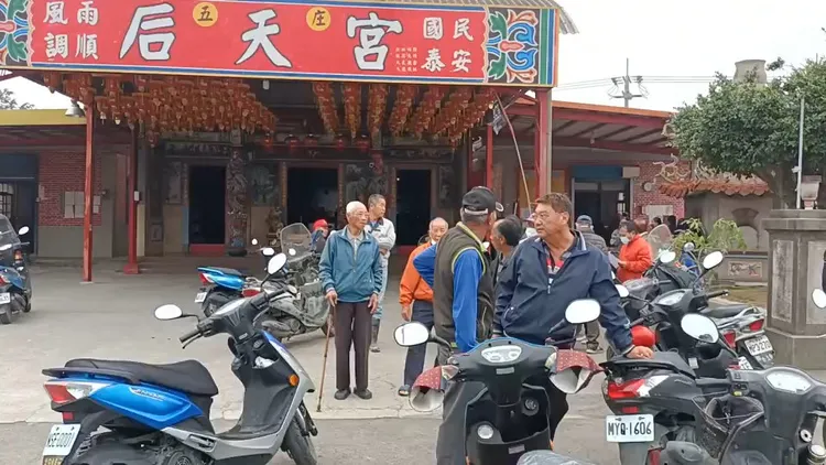 顧及長者前往警局不便，縣議員洪子超協調警方到當地后天宮問訊。民眾提供