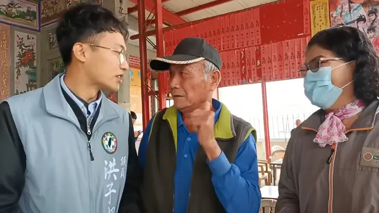 村民向洪子超吐苦水，怨無端被指涉賣票而遭檢警傳喚。民眾提供