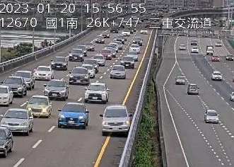 15時52分國1高架南向26.7公里發生1小自客貨車撞內護欄佔用內車道事故，造成回堵4公里。高公局提供