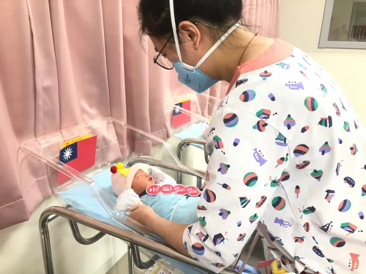 新竹馬偕醫院專業醫療照顧，讓孩子們平安地到來。市府提供