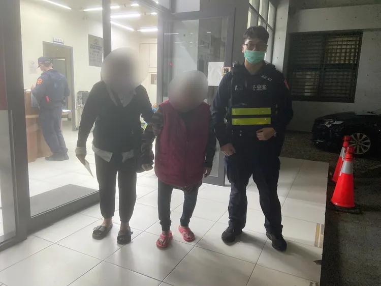 家屬將老婦人從派出所帶回。台東分局提供