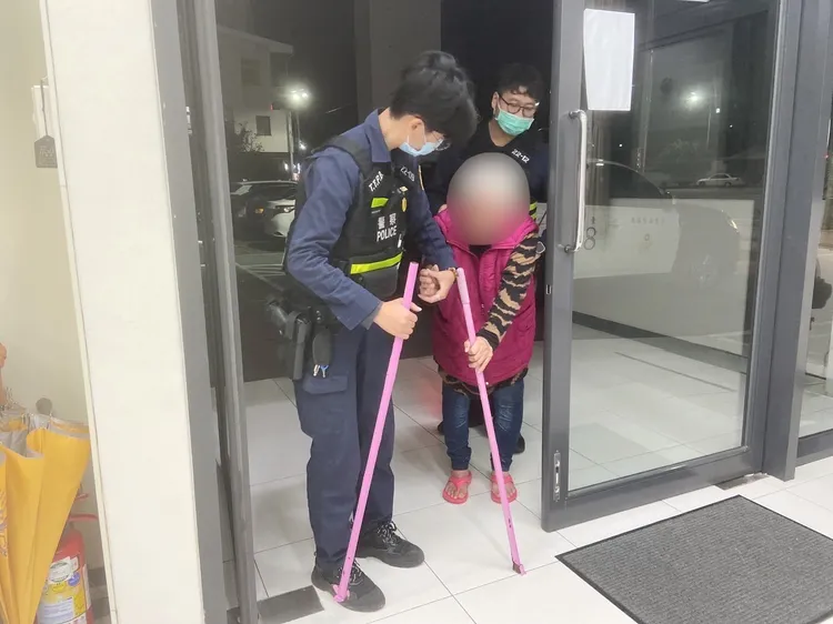 警方協助迷路的老婦人。台東分局提供