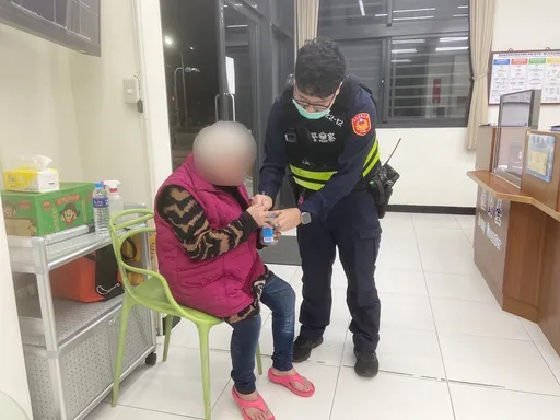 台東失智婦迷路至深夜　寶桑暖警發現協助返家
