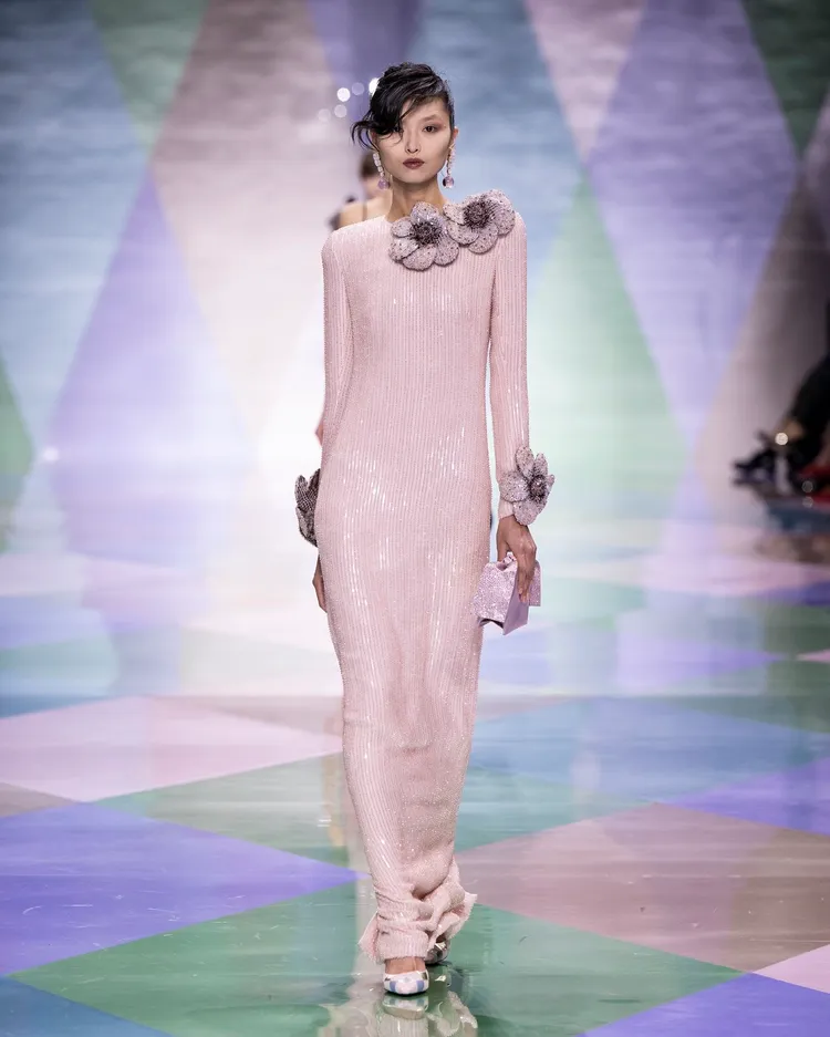 GIORGIO ARMANI PRIVÉ 2023春夏高級訂製服系列洋溢著光彩風華。品牌提供