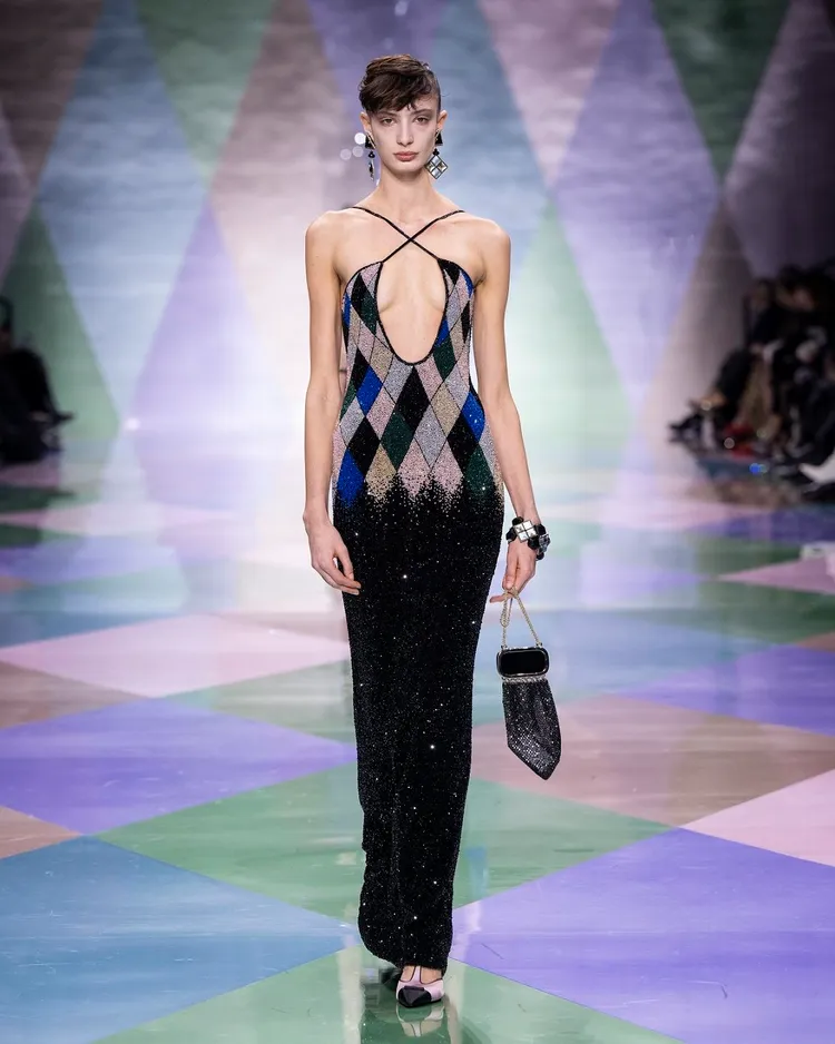 藉由寶石鑲嵌、亮片縫綴、水晶刺繡等細緻工藝妝綴，創造出禮服上各種變化的鑽石菱格紋圖形。品牌提供