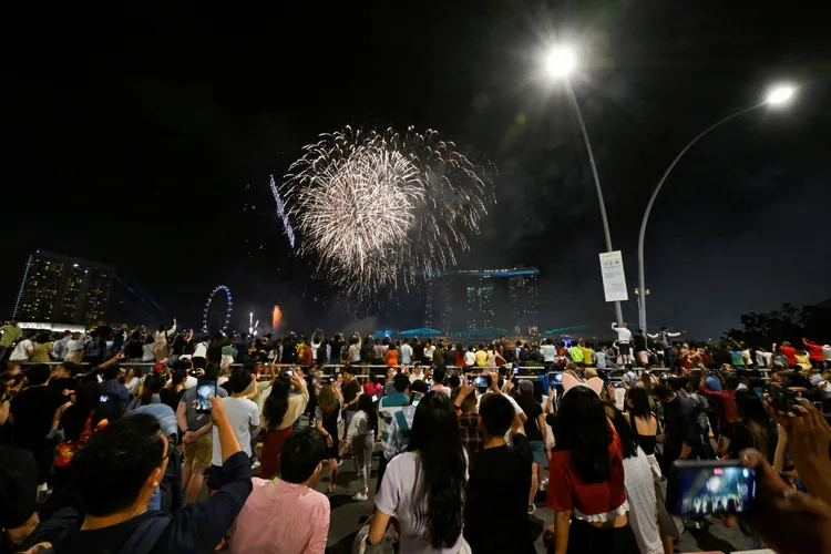 大批民眾聚集，在璀璨絢麗的煙火秀中迎來2023年。路透社