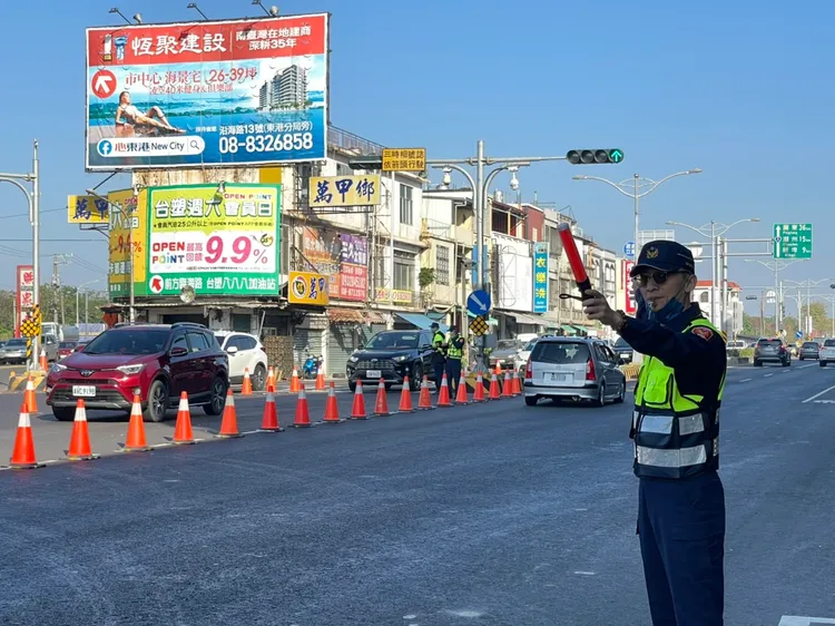 台1線水底寮五岔路口南下已出現車潮，枋寮分局提前實施南下調撥車道措施。翻攝畫面